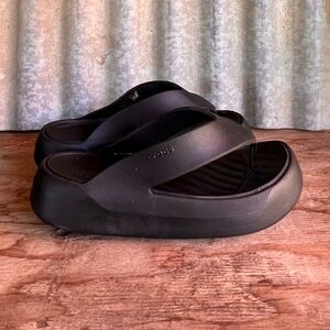 Getaway Platform Flip in black